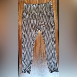 Black and Gray Textured Pattern Leggings